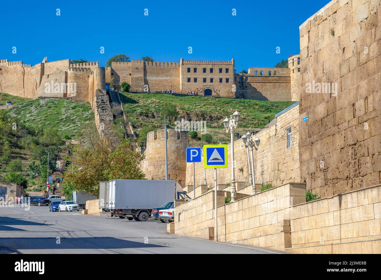 DERBENT, RUSSIE - 27 SEPTEMBRE 2021 : ancienne rue d'Orta-Kapa menant à la forteresse Naryn-Kala. Derbent, Dagestan Banque D'Images