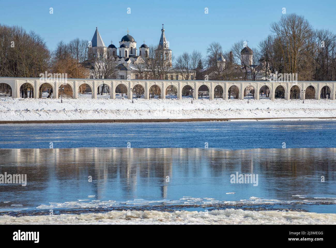 Dérive de glace sur la rivière Volkhov à l'ancien Gostiny Dvor, au début du printemps. Veliky Novgorod, Russie Banque D'Images