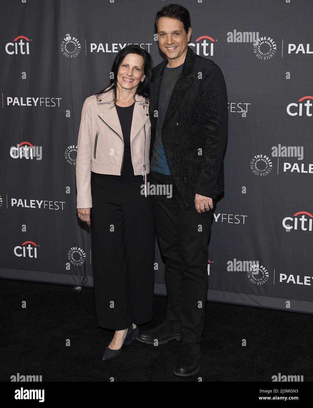 (G-D) Phyllis Fierro et Ralph Macchio à PaleyFest LA - COBRA KAI tenue