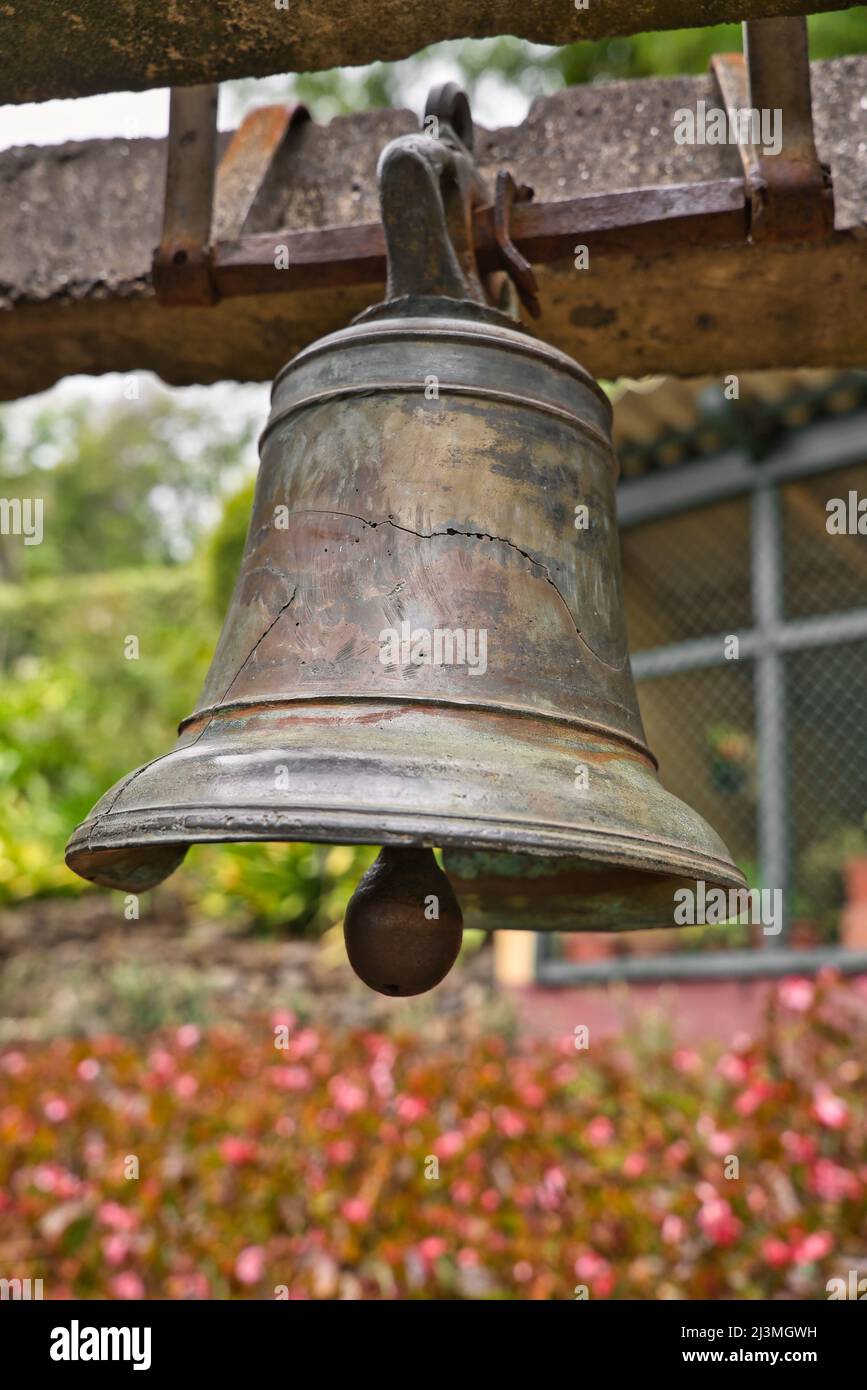 Une vieille cloche cassée est suspendue dans le jardin botanique de Funchal, Madère, Portugal Banque D'Images