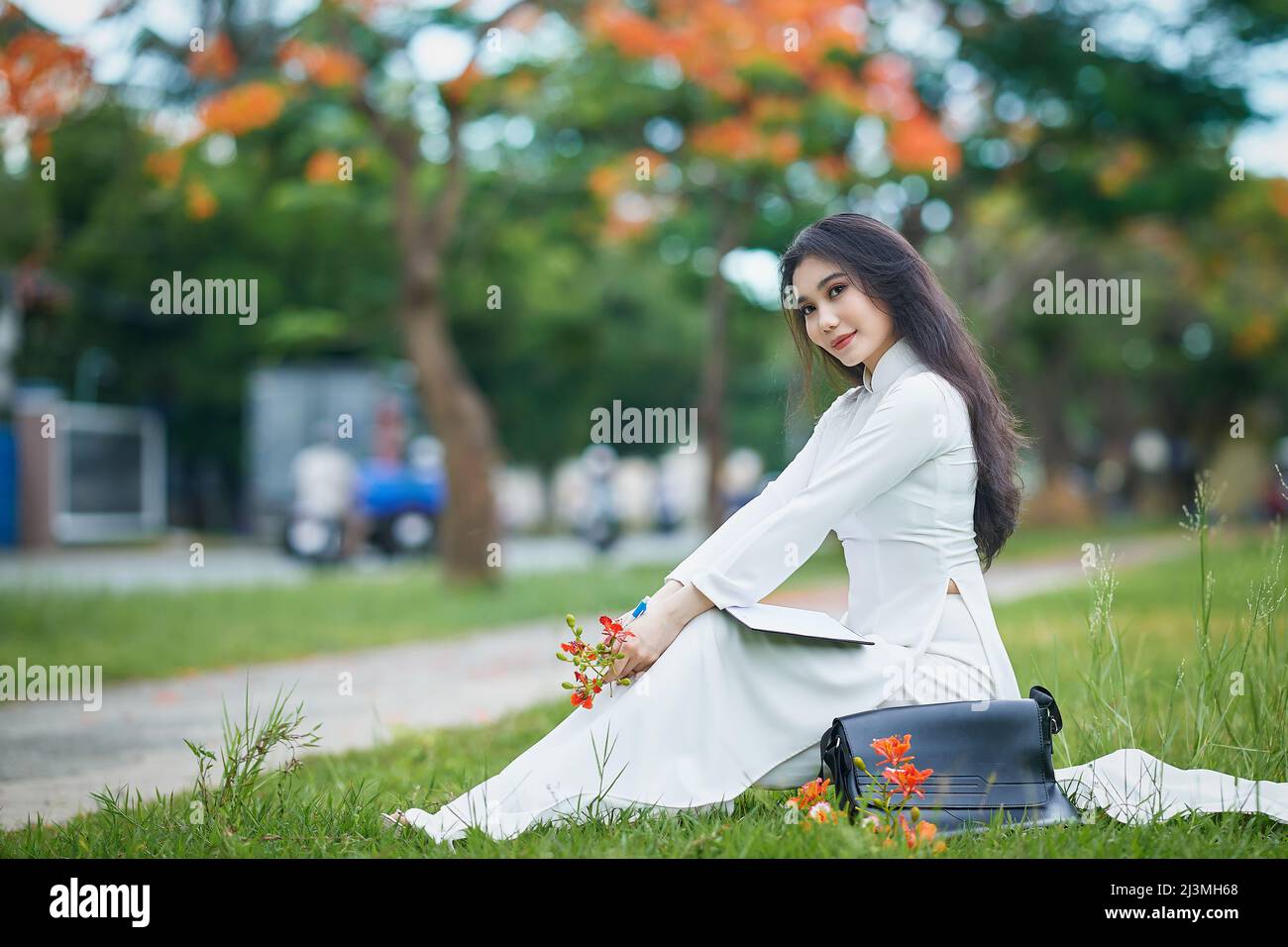 Ho Chi Minh ville, Vietnam : un bel étudiant vietnamien en blanc ao dai Banque D'Images