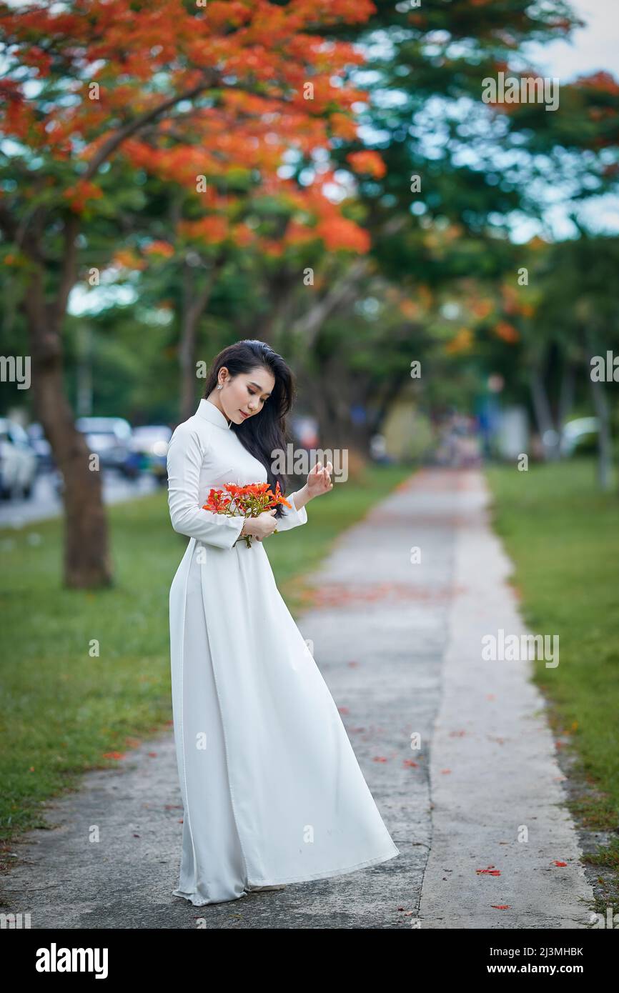 Ho Chi Minh ville, Vietnam : un bel étudiant vietnamien en blanc ao dai Banque D'Images