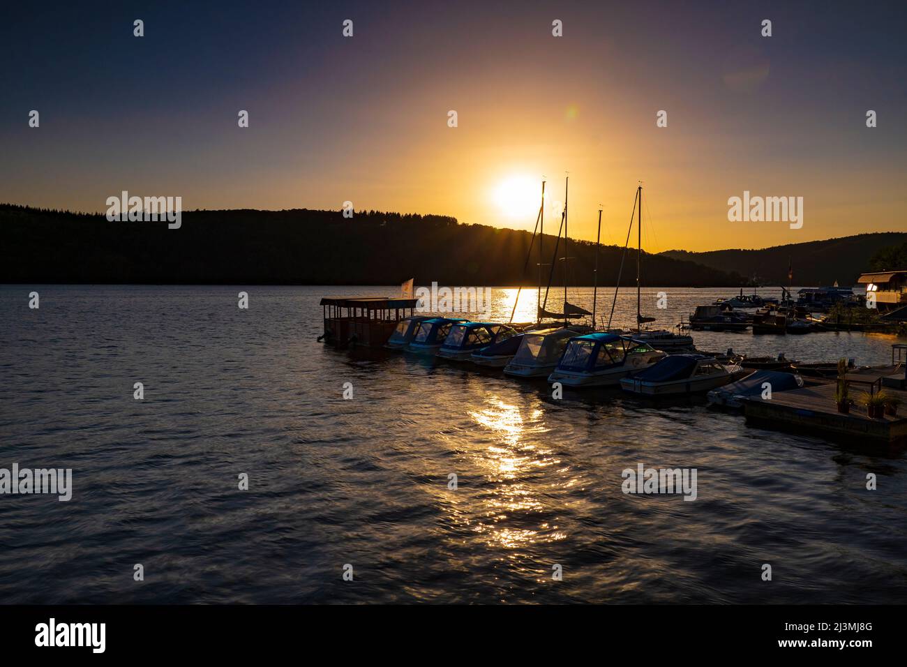 Magnifique coucher de soleil derrière une marina sur le lac Edersee, Hesse, Allemagne Banque D'Images
