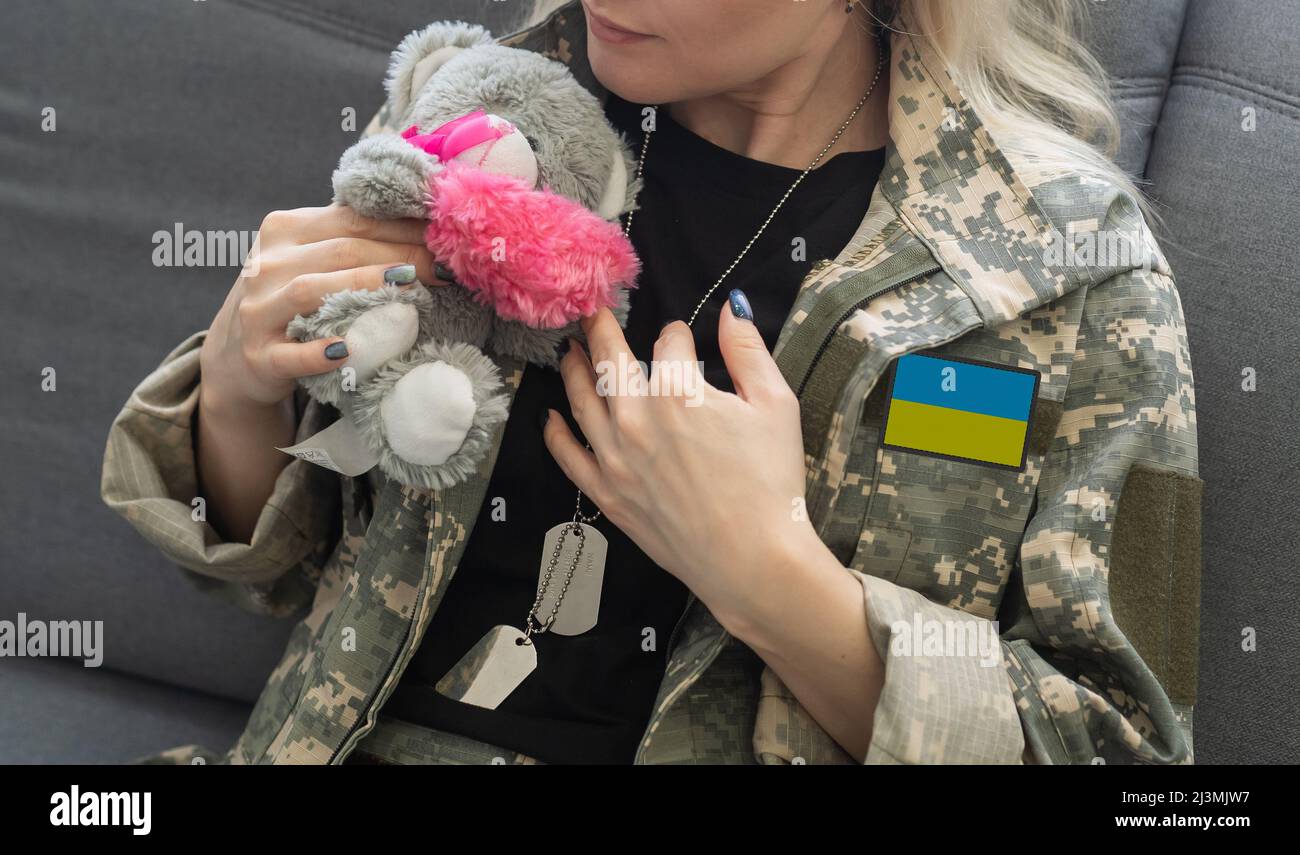 triste militaire ukrainienne femme en uniforme Banque D'Images