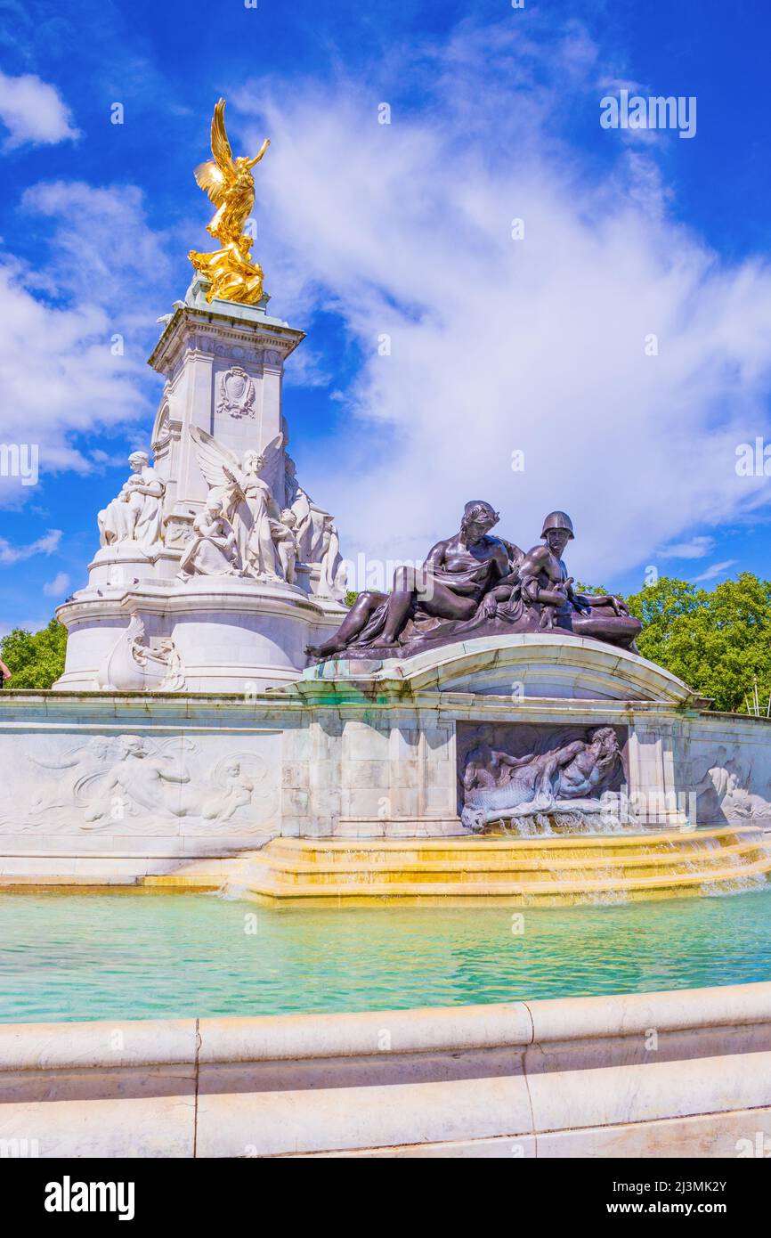 Vue sur le monument commémoratif Victoria - des jardins et des portes officiels entourent un grand monument à la reine Victoria avec des statues en marbre et en bronze Banque D'Images