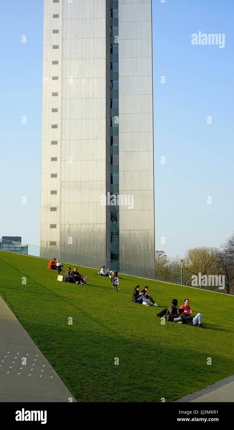 Vue sur le nouveau bâtiment du parc de la ville de Düsseldorf/Allemagne avec un toit de pelouse vert en forme de triangle et accessible à pied. Banque D'Images
