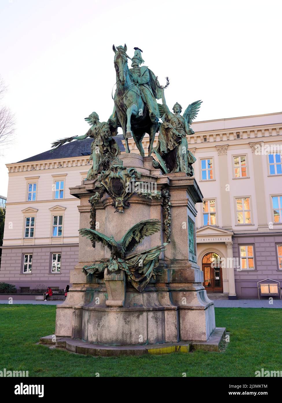 La statue équestre néo-baroque du Kaiser Wilhelm I., dévoilée le 18 octobre 1896, devant le Ministère de la justice. Banque D'Images