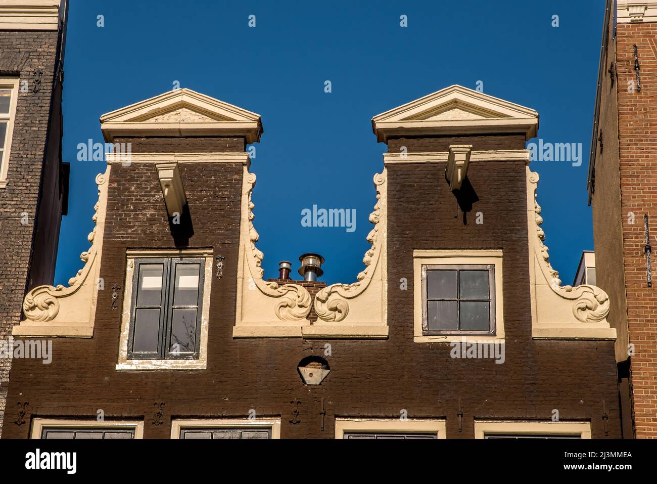 Amsterdam, pays-Bas, avril 2022. Façades historiques le long des canaux d'Amsterdam. Photo de haute qualité Banque D'Images