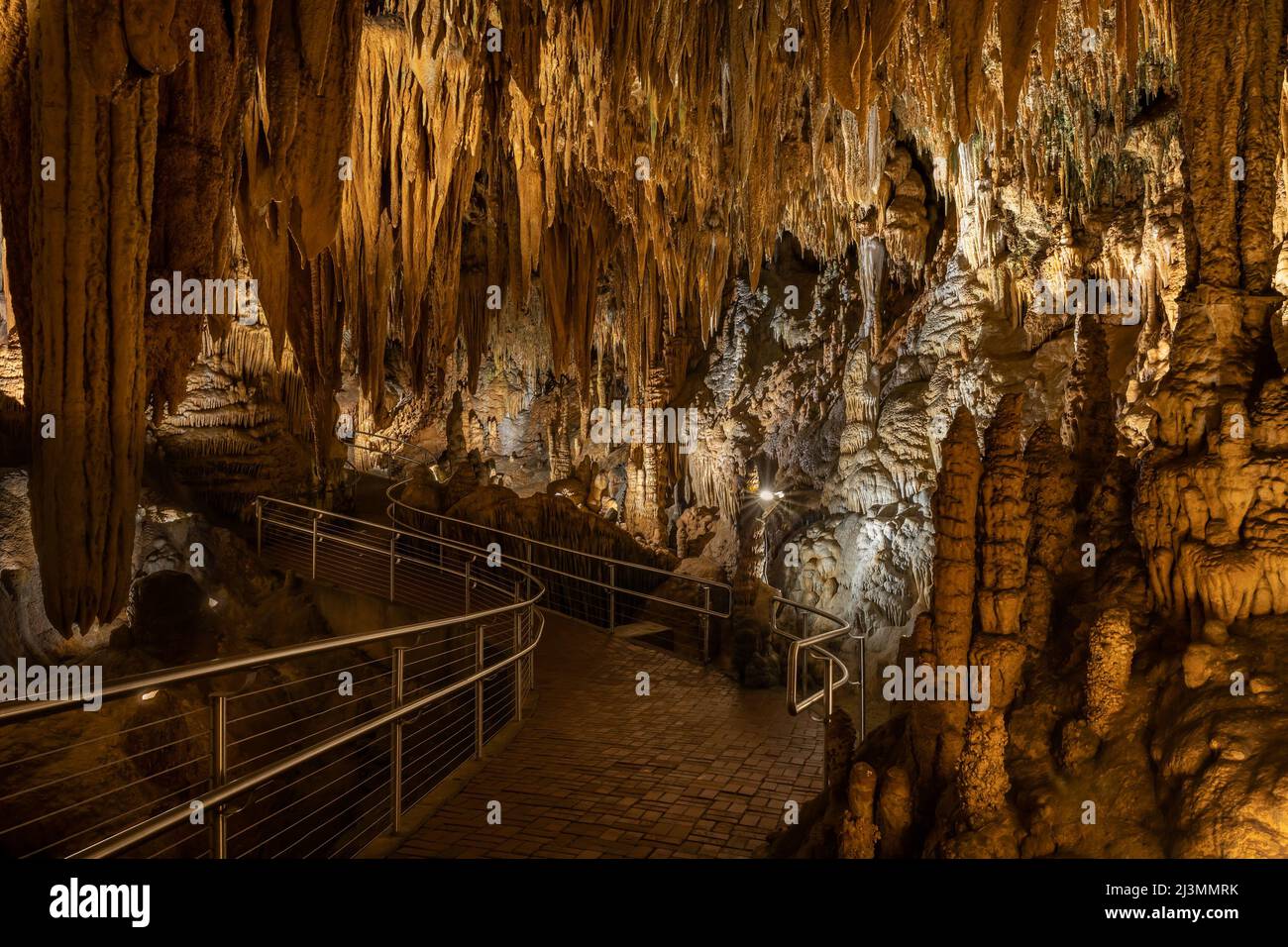 LURAY, va/USA - 31 mars 2022 : la voie se déforme parmi les stalactites et les colonnes dans la salle du trône des grottes de Luray, Luray, Virginie. Banque D'Images