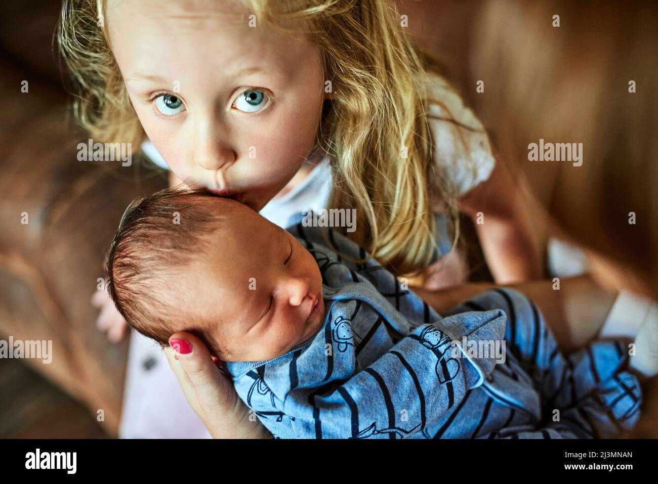 Grande Sœur Montrant Son Amour Photo D Une Petite Fille Affectueuse Et Gaieuse Donnant A Son Petit Frere Un Baiser Dans Le Front Tout En Regardant Le Photo Stock Alamy