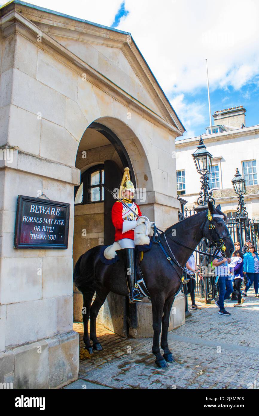 Changer les gardes du cheval à Londres, Royaume-Uni, deux entrées montées  garde l'entrée des gardes du cheval sur Whitehall Photo Stock - Alamy