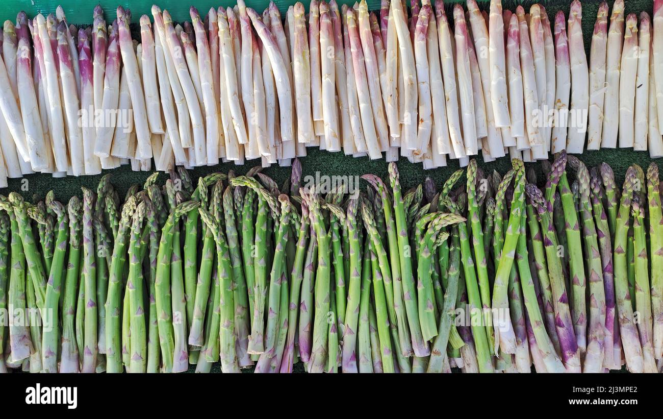 vue de dessus des asperges blanches et vertes dans un marché Banque D'Images