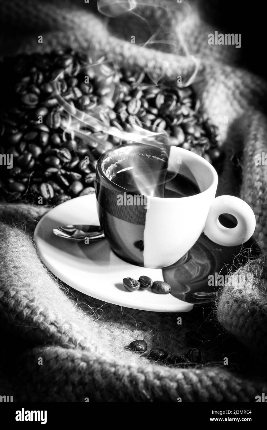 tasse de café et grains de café sur toile Banque D'Images