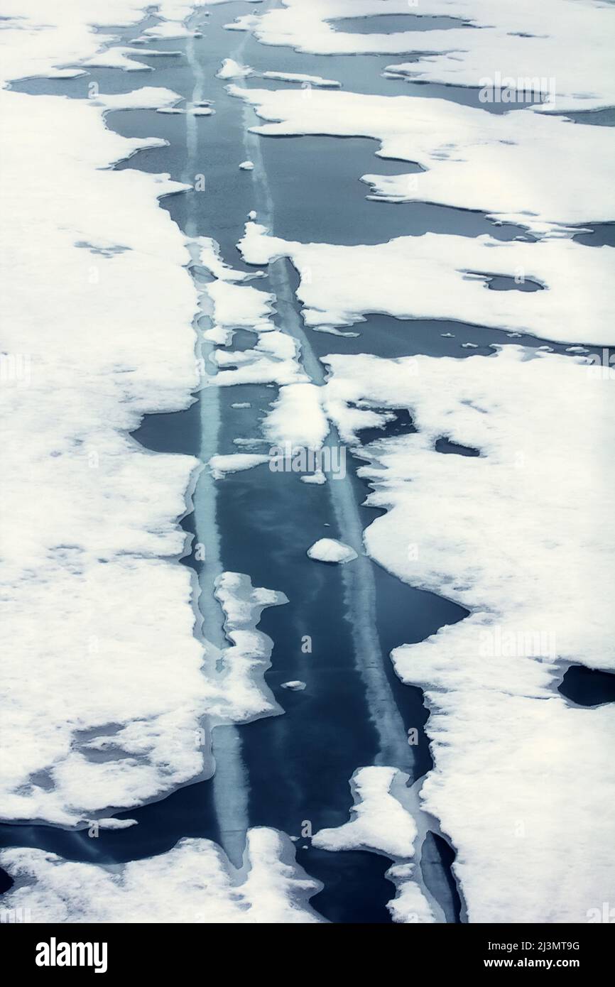 Études glaciologiques, fissure de refroidissement : deux fissures parallèles dans une glace annuelle. Océan Arctique. Pôle Nord (2016). Vue de dessus. Banque D'Images