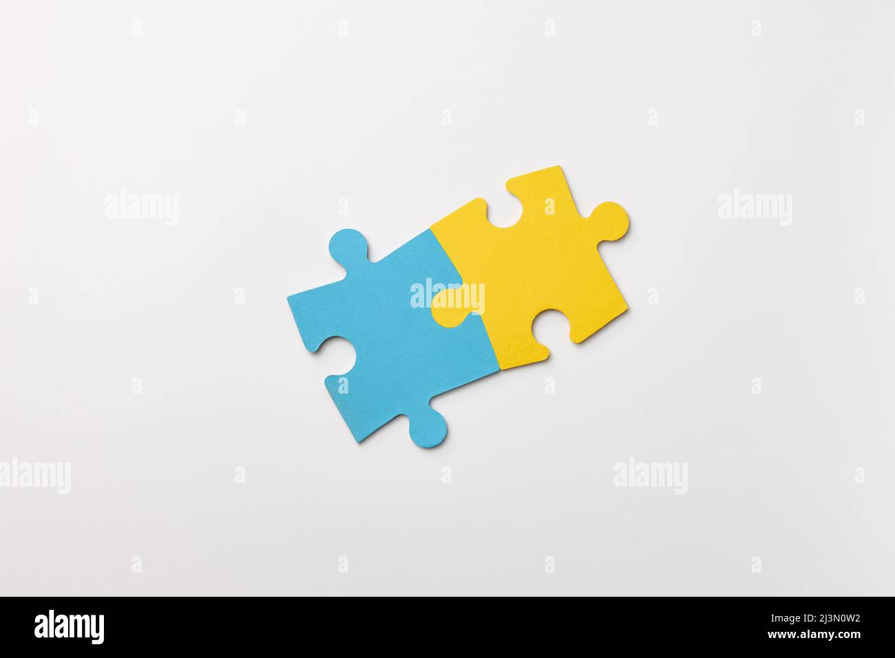 Pièces de puzzle de couleurs ukrainiennes sur fond blanc Banque D'Images