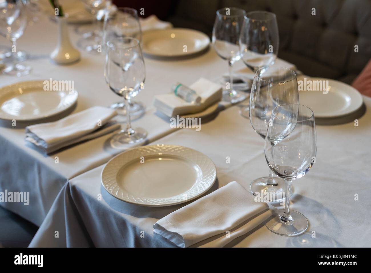 tables joliment posées avec des verres et des appareils le matin au restaurant Banque D'Images
