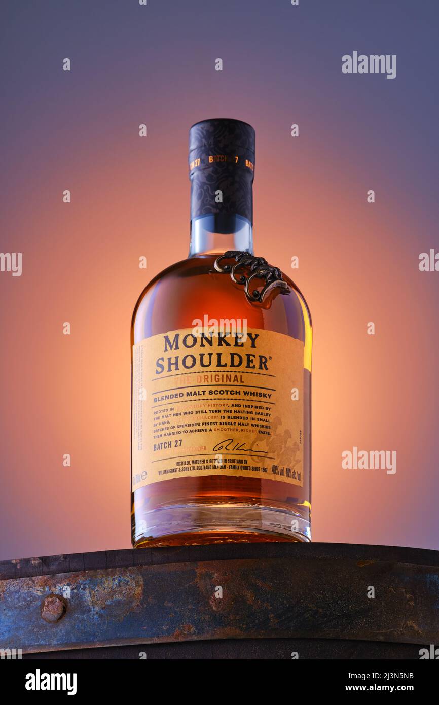 Avril 8,2022, Minsk, Belarus - vue de héros à une bouteille de whisky de scotch malt mélangé Monkey Shoulder Banque D'Images