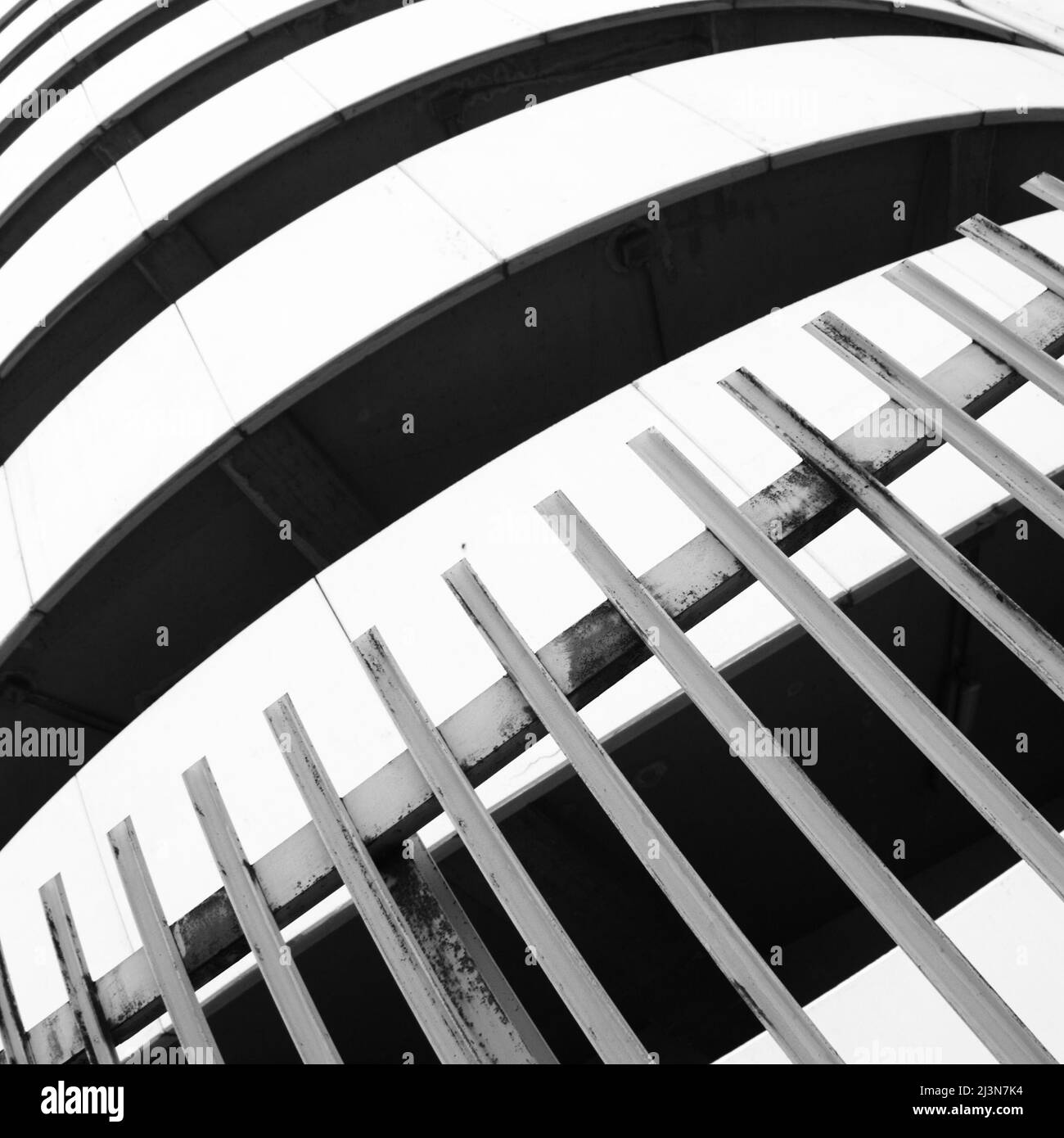 Abstraction des courbes pour le bâtiment moderne (noir et blanc à Naples) Banque D'Images