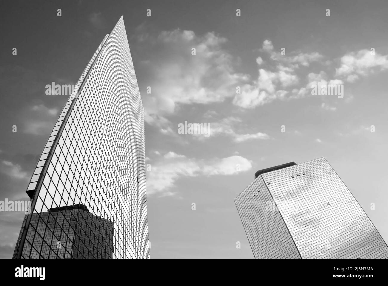 Gratte-ciels modernes de Naples au coucher du soleil (noir-blanc) Banque D'Images