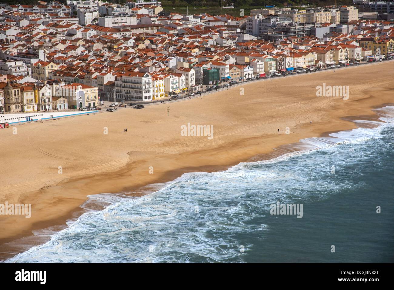 Vue panoramique sur Nazaré. Plage de sable, mer, village de Nazaré, Portugal Banque D'Images