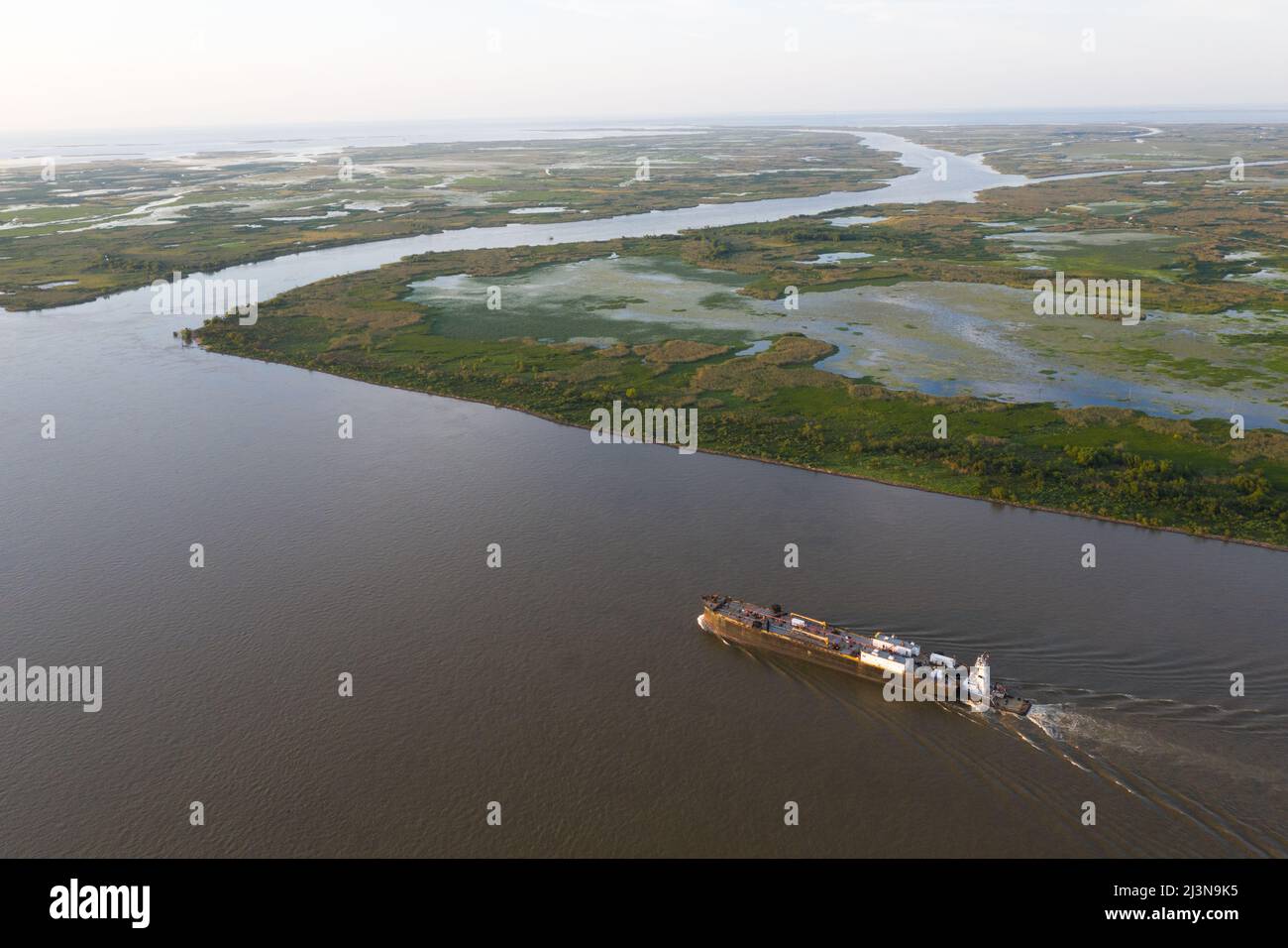 Vue aérienne d'un cargo traversant le fleuve Mississippi. Banque D'Images