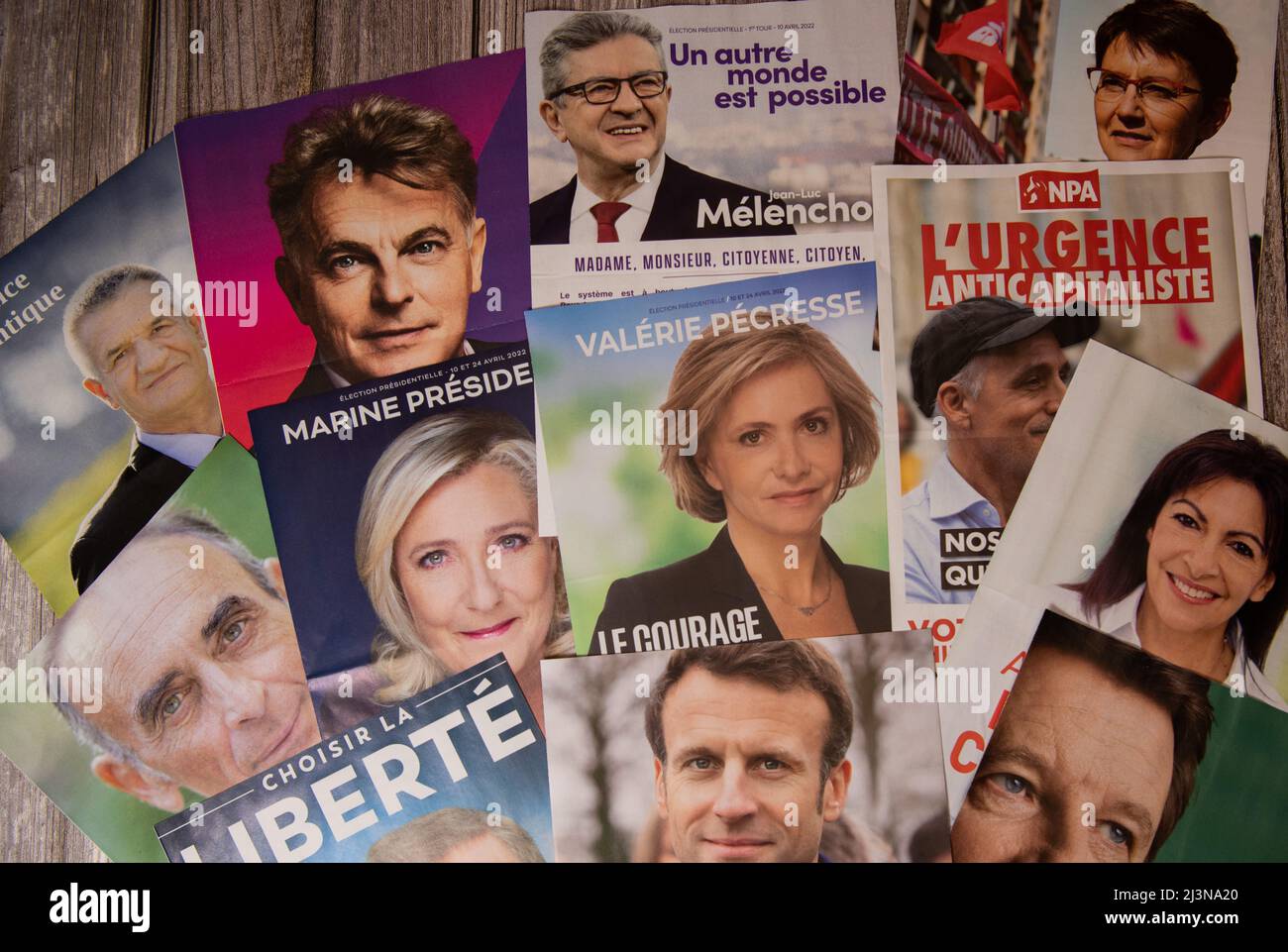 France, Paris, avril 2022, les douze professions de foi pour la campagne présidentielle de 2022 en France Banque D'Images