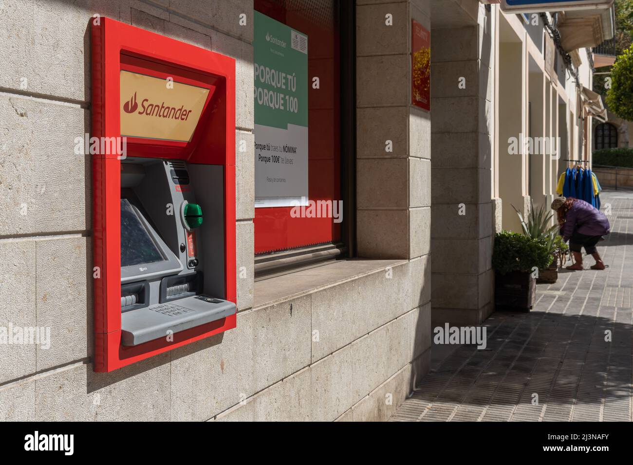 Felanitx, Espagne; avril 07 2022: ATM de la société bancaire multinationale Banco Santander, dans une rue centrale de Felanitx, île de Majorque, Espagne Banque D'Images