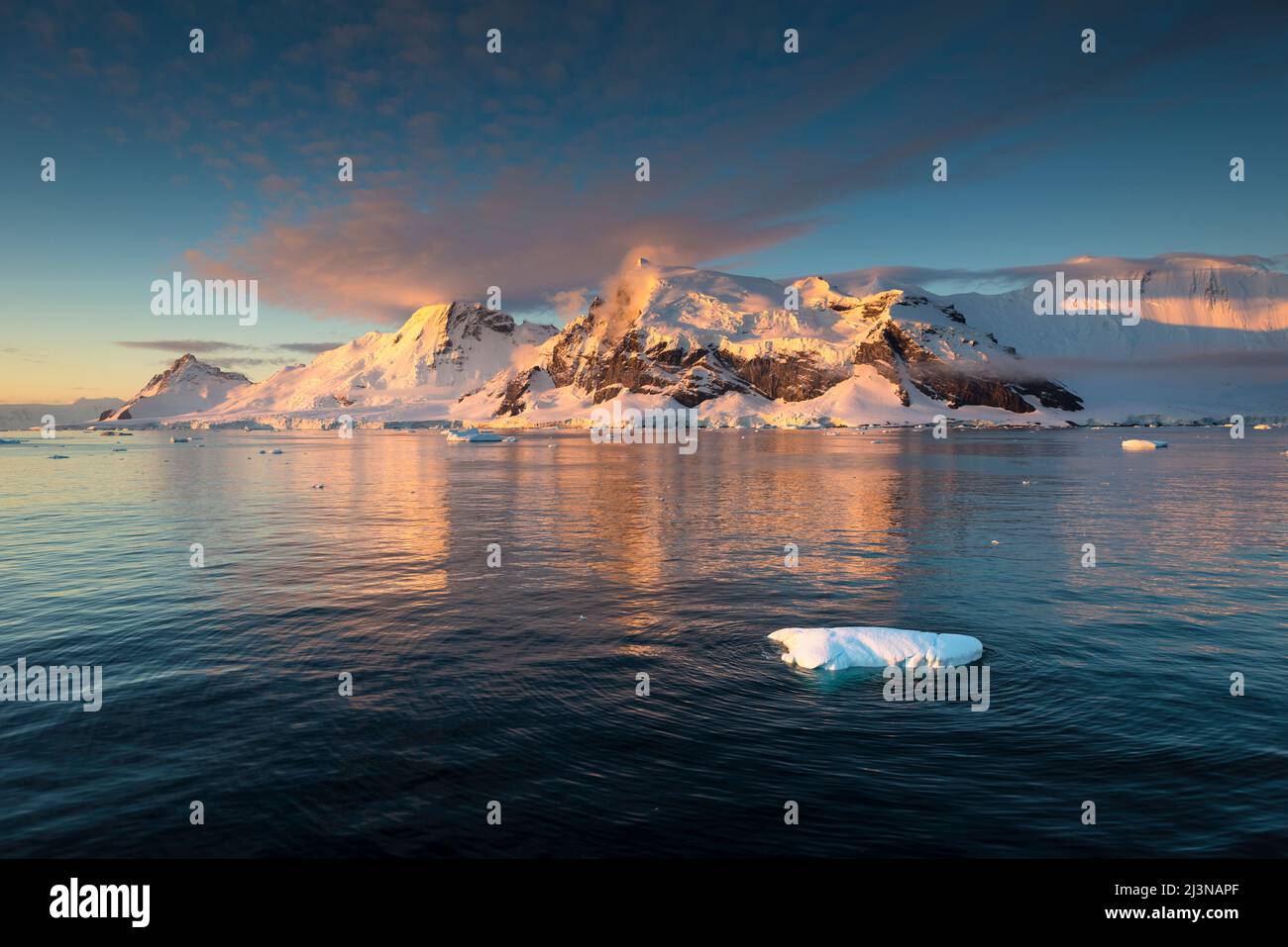 Paysage de montagne et mer calme autour de la baie Marguerite, au sud du cercle antarctique. Comme le soleil se couche. Antarctique, Banque D'Images