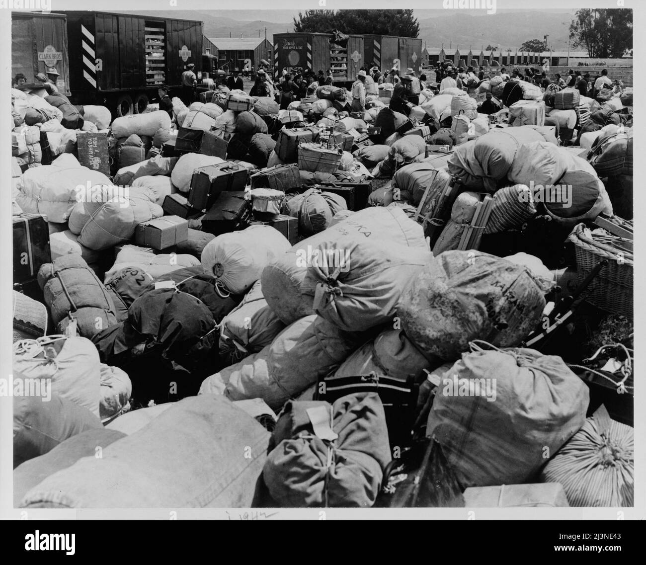 Relocalisation japonaise, Californie. Bagages appartenant à des personnes évacuées d'origine japonaise dans un centre de rassemblement de Salinas, Californie, avant un centre de l'autorité de déplacement de guerre. Banque D'Images