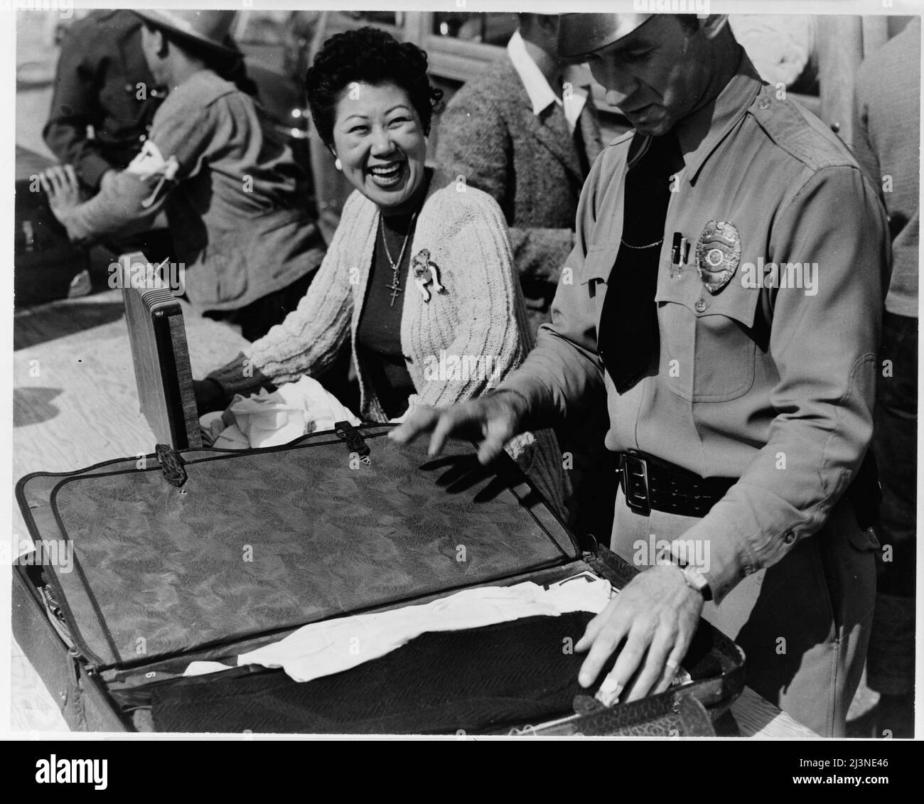 Relocalisation japonaise, Californie. Tous les bagages sont inspectés avant que les nouveaux arrivants n'entrent dans le centre d'assemblage de Santa Anita Park à Arcadia, en Californie, pour les évacués d'origine japonaise. Les évacués sont transférés plus tard dans les centres de l'autorité de réinstallation de guerre pour la durée. Banque D'Images