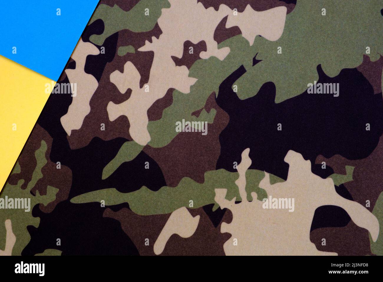 Drapeau jaune-bleu de l'ukraine sur le fond du tissu de camouflage, arrière-plan ou économiseur d'écran, foyer sélectif Banque D'Images