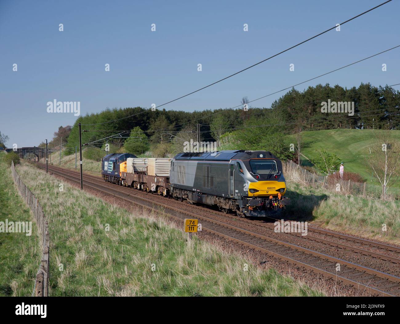 Services ferroviaires directs classe 68 locomotive 68011 à Carstairs avec un train de ballons nucléaires Banque D'Images