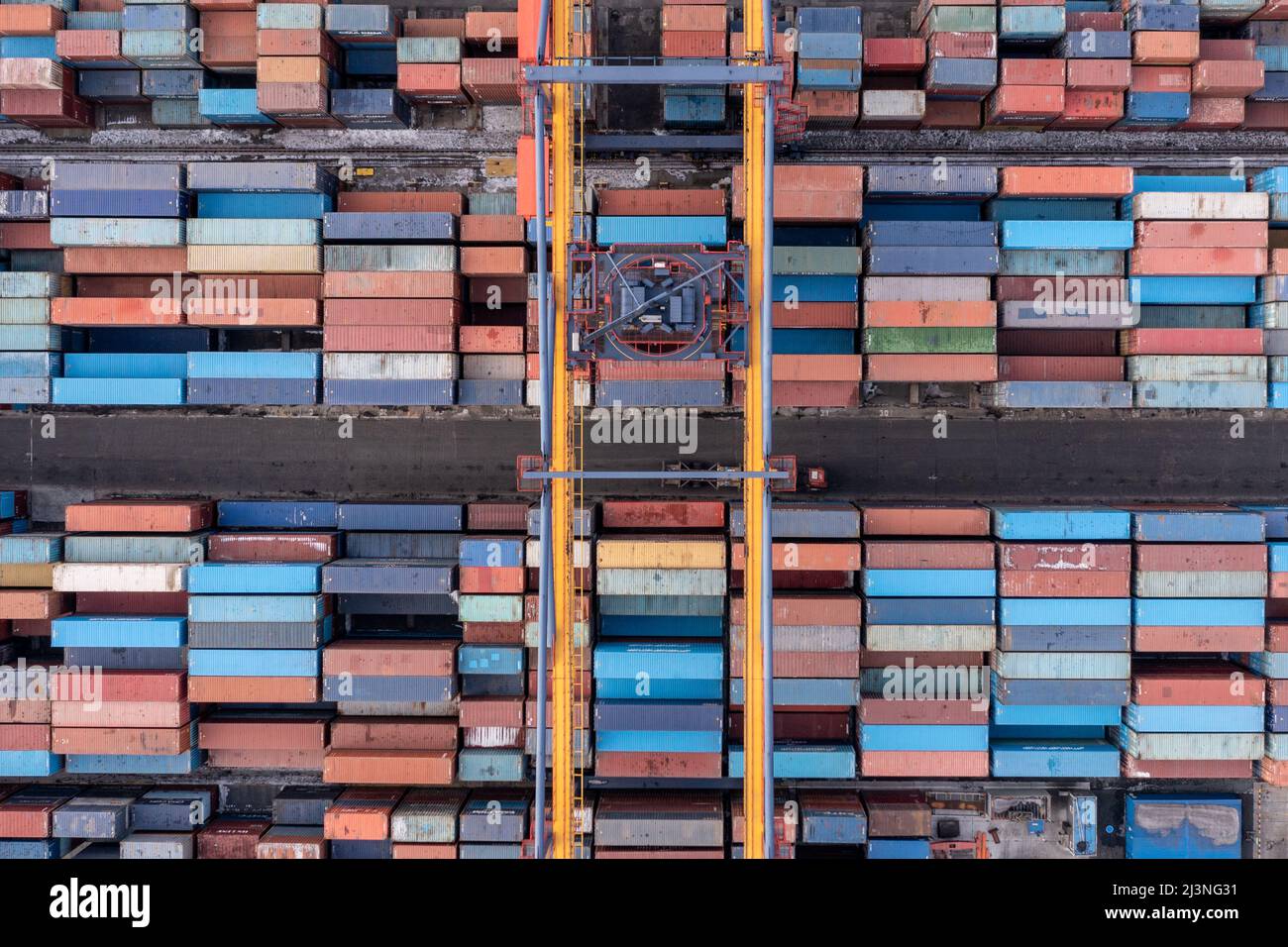 Vladivostok, Russie - 28 janvier 2022 : Vue de dessus du terminal des conteneurs du port maritime. En hiver, un bateau à conteneurs est en train de charger au quai. Banque D'Images
