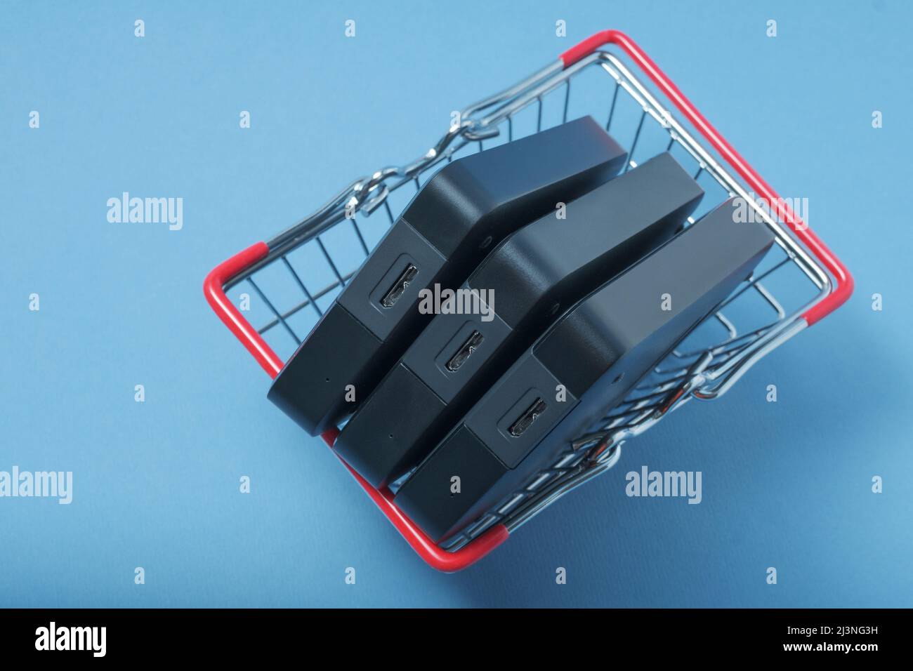 Pile de disques durs dans un panier. Banque D'Images