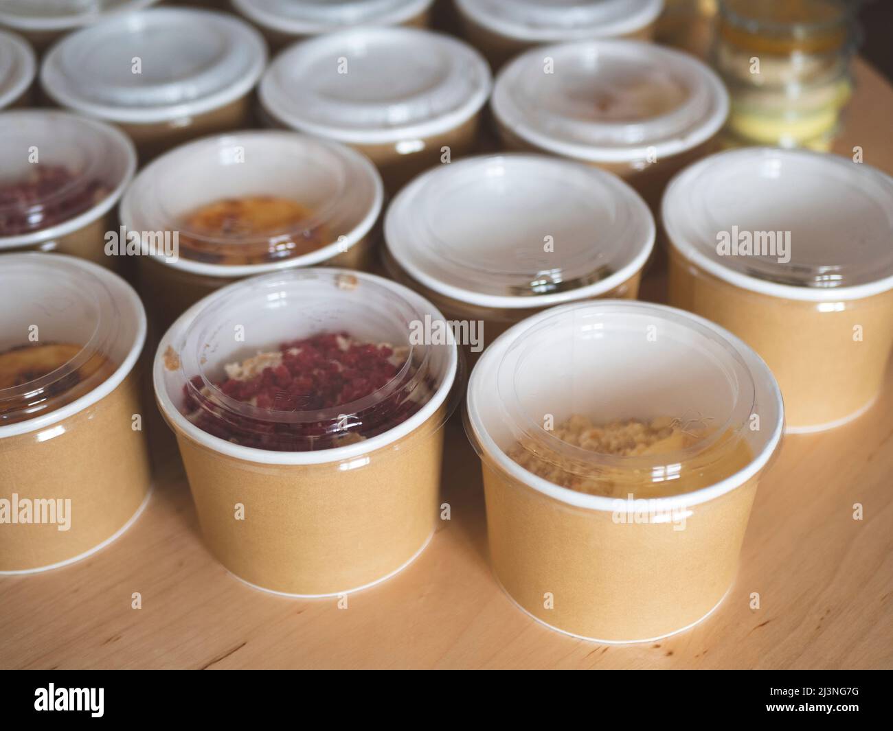 Livraison au restaurant ECO. Concept de protection de l'environnement. Retirez les aliments dans des bols en papier. Déjeuner sain Banque D'Images