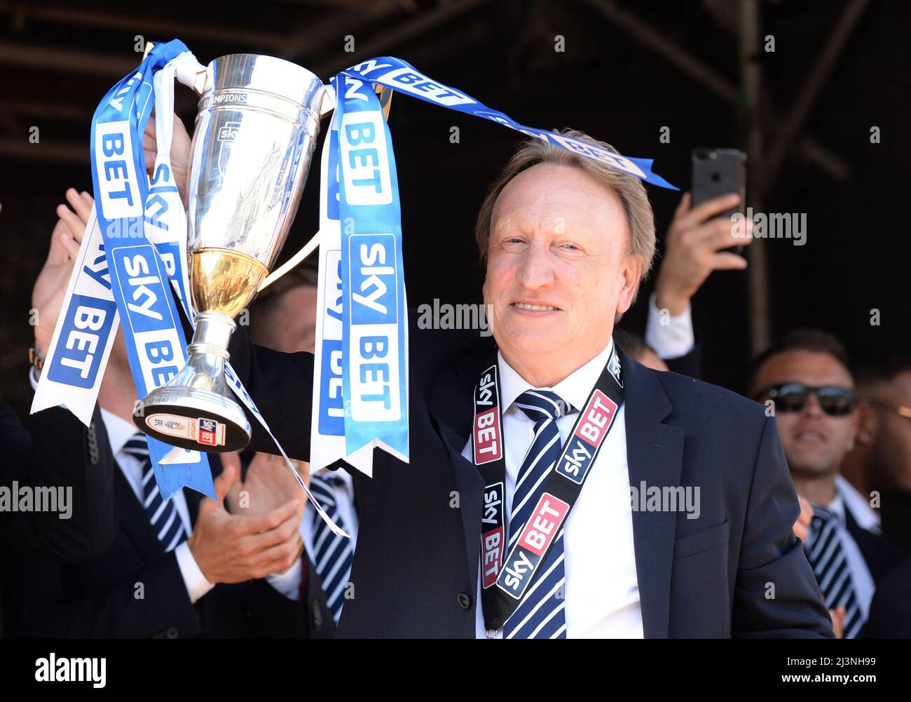 Photo du dossier datée du 13-05-2018, Neil Warnock, directeur municipal de Cardiff, a annoncé son départ à la retraite de la direction, tirant une ligne sous une carrière de 42 ans au cours de laquelle il a remporté un nombre record de promotions de la Ligue de football et a géré un record de 1 603 matchs. Banque D'Images