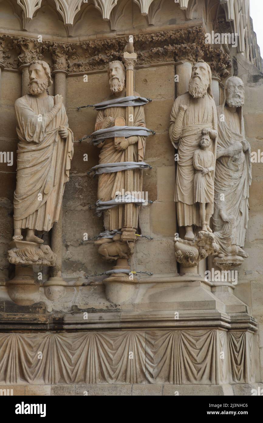 Ésaïe le Prophète, Moïse, Abraham avec son fils Isaac et Aaron dépeint de gauche à droite sur le portail sud de la façade ouest de la cathédrale de Reims (Cathédrale notre-Dame de Reims) à Reims, France. Les statues gothiques sur le côté droit du portail sud sont datées avant 1220. Banque D'Images