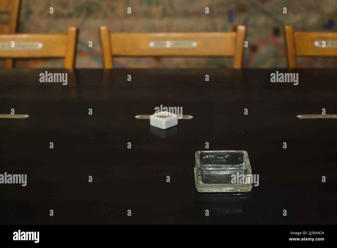 Cendrier en verre sur la table noire dans la salle de la carte également connue sous le nom de salle de guerre du quartier général suprême de la Force expéditionnaire alliée (SHAEF) dans le Musée de la reddition (Musée de la Redition) à Reims, France. Le premier instrument allemand de reddition qui a mis fin à la Seconde Guerre mondiale en Europe a été signé sur cette table dans cette salle à 02 h 41 heure d'Europe centrale (cet) le 7 mai 1945. La salle historique est maintenant servie comme une partie du Musée de la reddition (Musée de la Redition). Banque D'Images