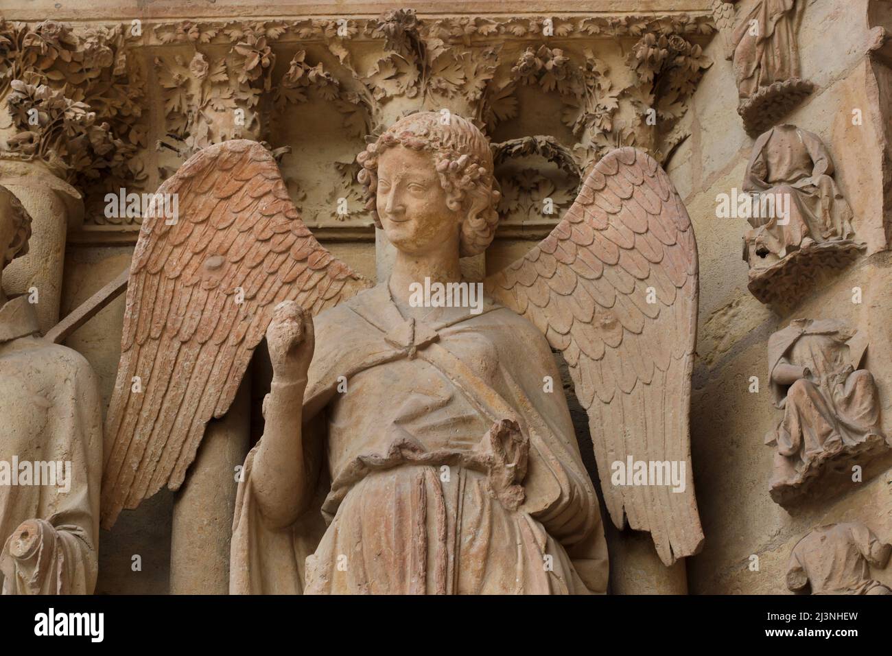 Statue gothique de l'Ange souriant sculptée entre 1230 et 1245 sur le portail nord de la façade ouest de la cathédrale de Reims (Cathédrale notre-Dame de Reims) à Reims, France. Banque D'Images