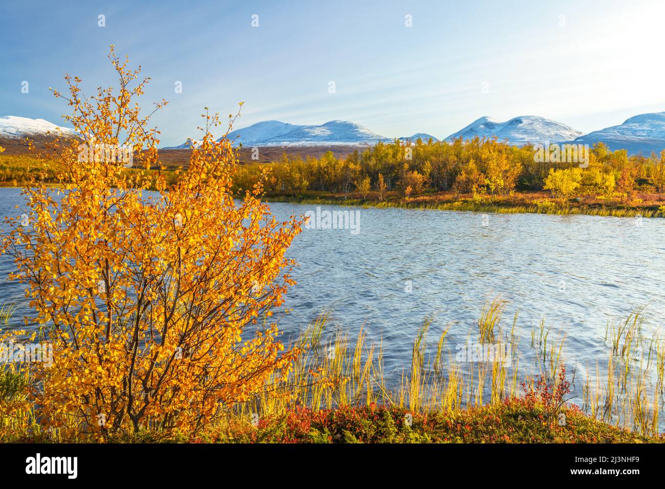Njakajaure avec Lapporten en arrière-plan en septembre avec des couleurs d'automne et de la neige sur la montagne, parc national Abisko, Laponie suédoise, Suède Banque D'Images