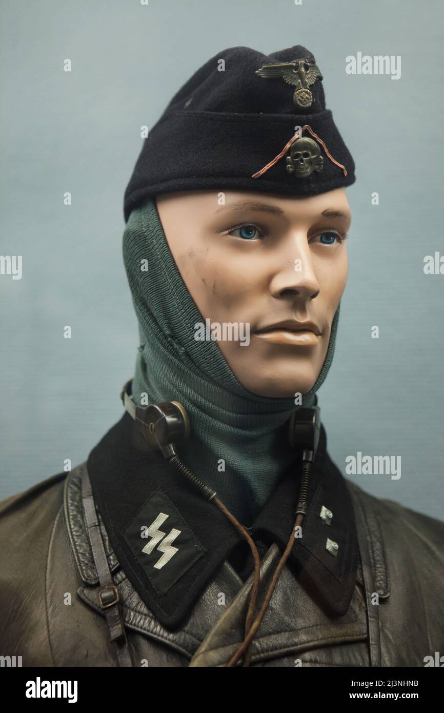 Mannequin de sexe masculin habillé comme un soldat de la SS Panzer Division 'Hitlerjugend' 12th servi en janvier 1945 à Bastogne, Belgique, exposé au Musée de la reddition (Musée de la Redition) à Reims, France. Banque D'Images