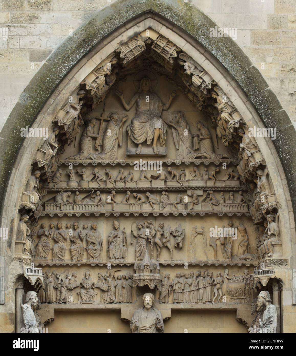 Dernier jugement représenté dans le tympan du portail gauche de la façade nord de la cathédrale de Reims (Cathédrale notre-Dame de Reims) à Reims, France. Banque D'Images