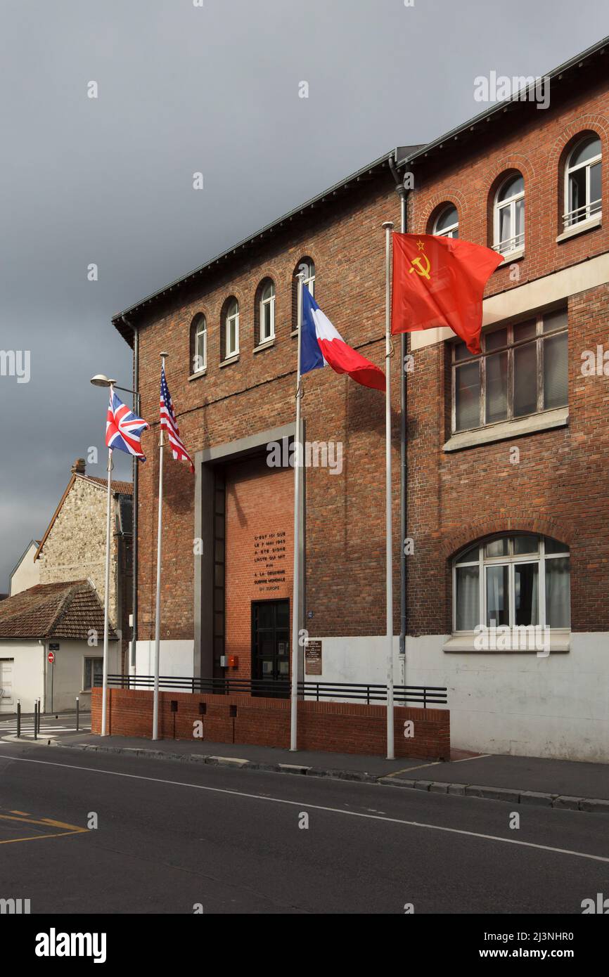 Les drapeaux nationaux du Royaume-Uni, des États-Unis d'Amérique, de la France et de l'Union soviétique se brandisent à l'entrée du Musée de la remise (Musée de la Redition) à Reims, en France. Le premier instrument allemand de reddition qui a mis fin à la Seconde Guerre mondiale en Europe a été signé dans ce bâtiment à 02 h 41 heure d'Europe centrale (cet) le 7 mai 1945. Banque D'Images