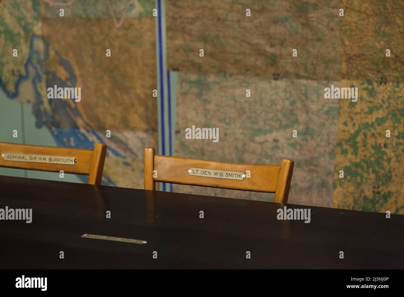 Président du lieutenant-général américain Walter Bedell Smith dans la salle des cartes également connue sous le nom de salle de guerre du quartier général suprême de la Force expéditionnaire alliée (SHAEF) à Reims, France. Le premier instrument allemand de capitulation qui a mis fin à la Seconde Guerre mondiale en Europe a été signé dans cette salle à 02 h 41 heure d'Europe centrale (cet) le 7 mai 1945. La salle historique est maintenant servie comme une partie du Musée de la reddition (Musée de la Redition). Le lieutenant-général Walter Bedell Smith a été chef d'état-major de la Force expéditionnaire alliée du quartier général suprême et a signé l'instrument allemand de reddition sitti Banque D'Images