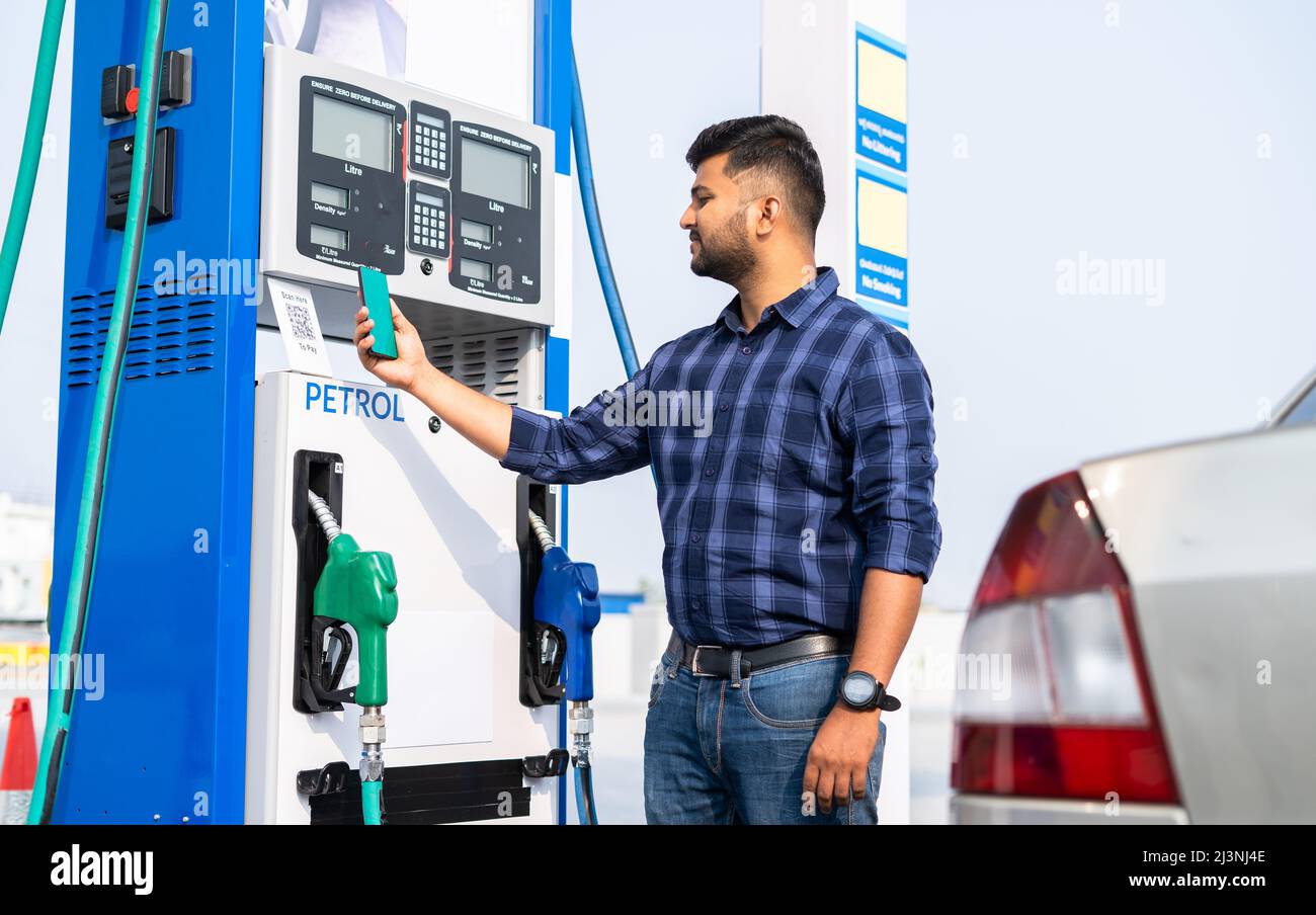 Client payant à pertrol bump en scannant le code QR à l'aide du téléphone mobile après avoir remoulé la voiture - concept de contact numérique moins de paiement, sans fil Banque D'Images