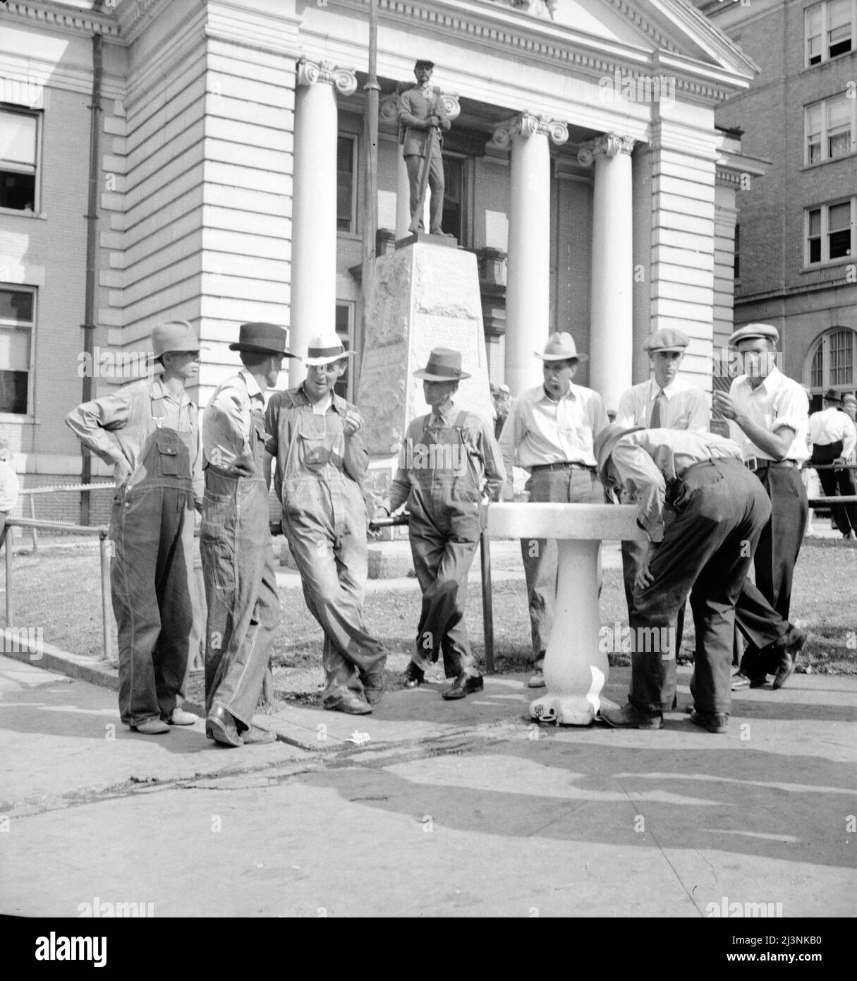 Samedi après-midi devant le palais de justice. Greenville [c'est-à-dire Greeneville], Tennessee. [Mémorial de guerre érigé à la mémoire des soldats de l'Union qui s'enrôla dans l'Armée de l'Union du comté de Greene, Guerre 1861-1865]. Banque D'Images