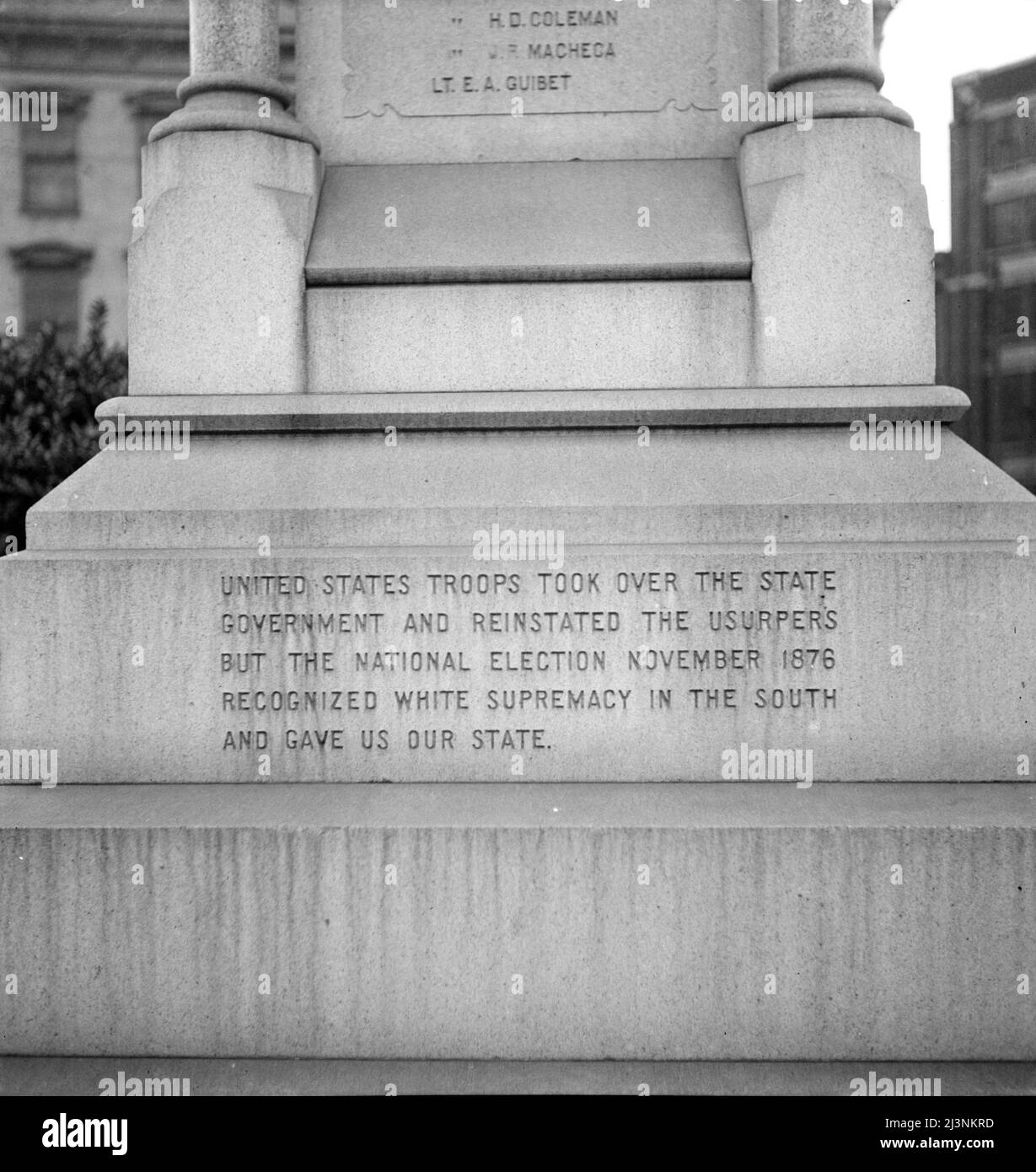 Un côté du monument érigé pour faire la course aux préjugés. La Nouvelle-Orléans, Louisiane. [Les troupes des États-Unis ont pris la relève du gouvernement de l'État et ont rétabli les usurpateurs, mais l'élection nationale de novembre 1876 a reconnu la suprématie blanche dans le Sud et nous a donné notre état]. Banque D'Images