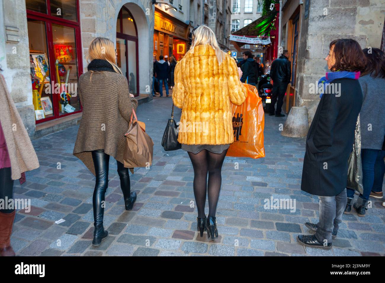 Paris, France, deux femmes marchant avec des sacs à provisions, Mink Coat, scène de rue, quartier le Marais, Banque D'Images