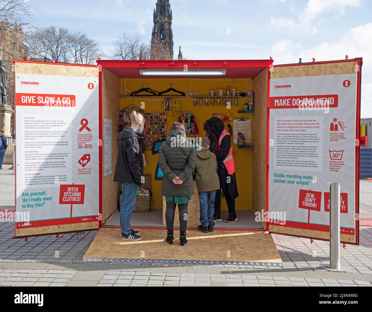 The Mound, Édimbourg, Écosse, Royaume-Uni. 9th au 24th avril 2022. Edinburgh Science Festival, « consumed est une exposition importante qui remet en question notre façon de faire et vous donne des réponses pratiques à vos questions brûlantes de consommateurs. En nous donnant les moyens d'agir et de réaliser la puissance que nous avons dans notre vie quotidienne, consommé vous montrera comment nous pouvons bien vivre sans que cela nous coûte la Terre. » Credit: Scottishcreative/alamylive news Banque D'Images