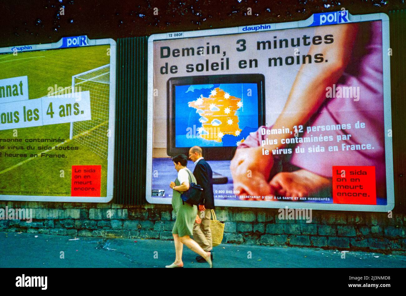 Paris, France, les gens marchent devant la campagne publicitaire française sur la crise sanitaire du sida Affiches dans la rue, Archives ; affiche en français Banque D'Images